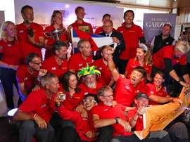 Los integrantes del velero Qindao, de China, fueron registrados este miércoles, tras ganar la segunda etapa de la Clipper Race, en Punta del Este (Uruguay). EFE/Federico Anfitti