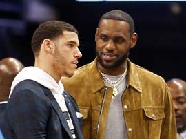 Imagen de archivo, LeBron James (d) de Los Angeles Lakers habla con su compañero de equipo Lonzo Ball (i). EFE/Larry W. Smith/Archivo