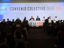 Aganzo, en la asamblea con las jugadoras. EFE