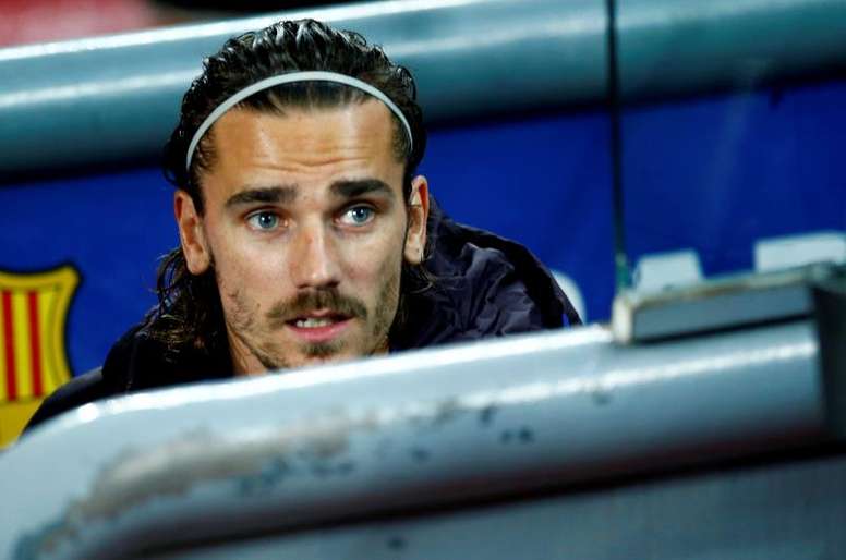 El delantero francés del FC Barcelona Antoine Griezmann, en el banquillo de los suplentes antes del comienzo del partido ante el Real Valladolid correspondiente a la undécima jornada de LaLiga Santander, que se disputa en el Camp Nou de Barcelona. EFE/ Enric Fontcuberta