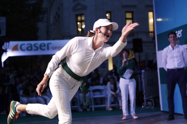 La tenista Garbiñe Muguruza juega a pelota vasca en un acto publicitario de uno de sus patrocinadores, junto niños en la capital vizcaína. EFE/LUIS TEJIDO