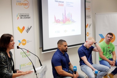 La directora de la Fundación Trinidad Alfonso, Elena Tejedor, durante la presentación de los deportistas del Proyecto FER que participarán en el Mundial de Atletismo Paralímpico que se celebrará desde el 7 de noviembre en Dubai, Kim López (2º i), Ivan Cano (2º d) y Hector Cabrera. EFE/Kai Försterling