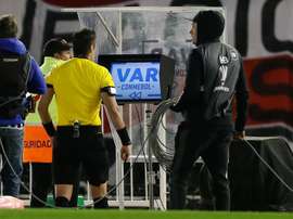 No hubo VAR por casos de coronavirus en el equipo de árbitros. EFE