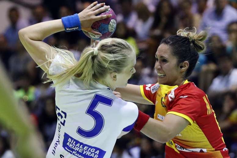 La jugadora de la selección de Islandia Rut Jónsdóttir (i) intenta lanzar ante Mireya González, de España, durante un partido. EFE/Jorge Zapata/Archivo