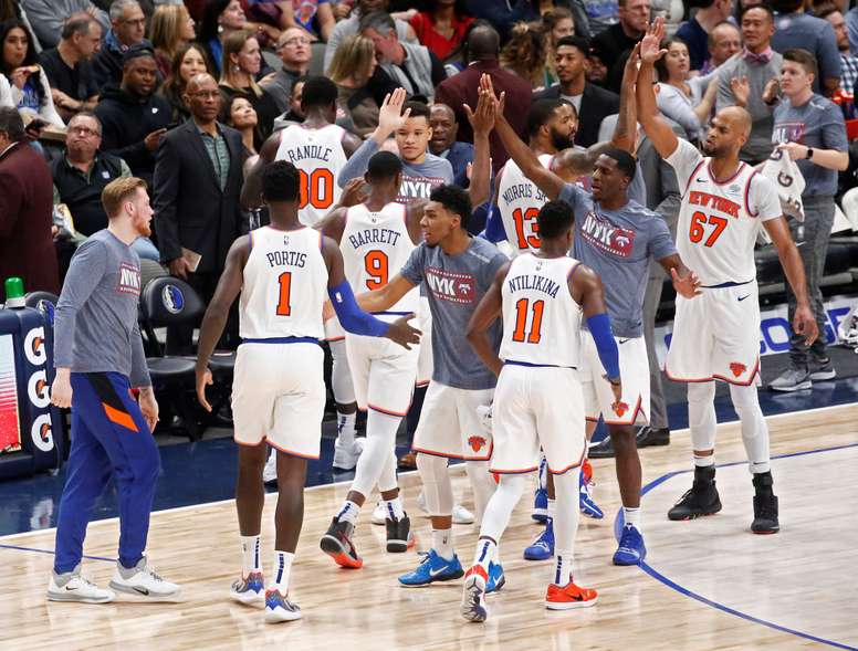 New York Knicks players celebrate during a timeout in the second half of the NBA basketball game between the New York Knicks and the Dallas Mavericks at the American Airlines Center in Dallas, Texas, USA, 08 November 2019. EFE/EPA/LARRY W. SMITH SHUTTERSTOCK OUT