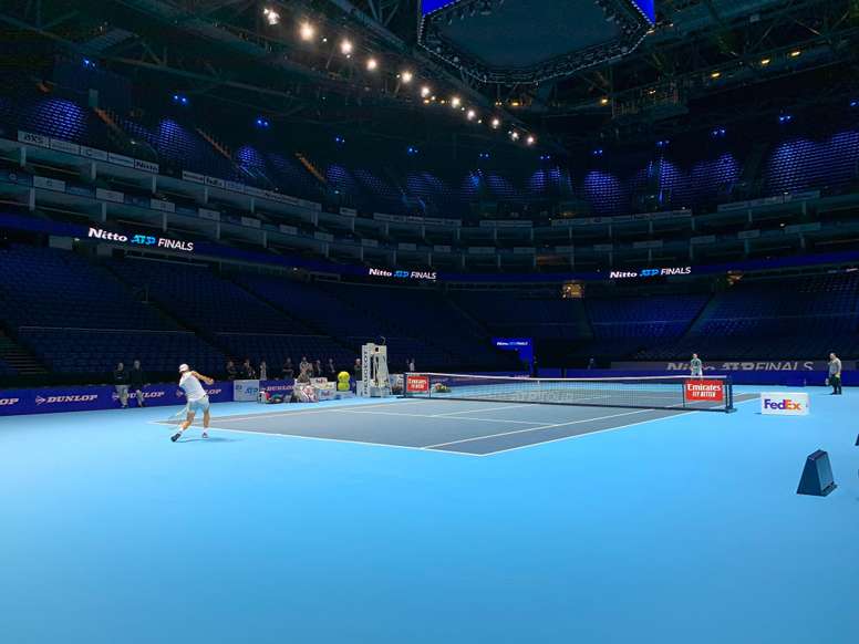 El español Rafael Nadal, número uno del tenis mundial, se entrenó este sábado en la pista central del pabellón O2 de Londres. EFE/Manu Sánchez