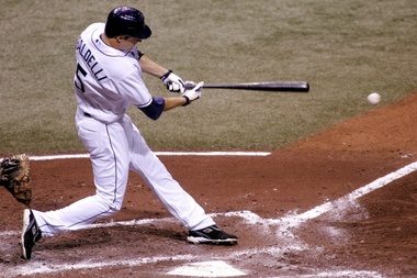 Fotografía tomada en octubre de 2008 en la que se registró a Rocco Baldelli, al batear para los Rays de Tampa Bay y actual entrenador general de los Mellizos de Minnesota, quien fue galardonado como el Manejador del Año en la Liga Americana de la MLB. EFE/Chris Livingston/Archivo
