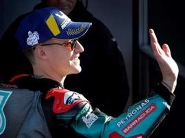 El piloto francés de MotoGP, Fabio Quartararo, saluda tras lograr el primer puesto en la sesión de clasificación en el circuito Ricardo Tormo este sábado en el Gran Premio de la Comunitat Valenciana. EFE/Kai Försterling