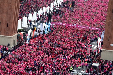 Más de 36.000 personas, 2.000 más que el año pasado, participan en la Cursa de la Dona de Barcelona, que este año ha batido su récord de participación, para recaudar fondos para el cáncer de mama. EFE/Quique García