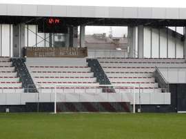 Una pancarta apoyó la huelga de las jugadoras. EFE