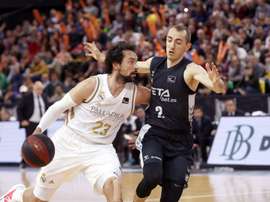 El base francés del RETAbet Bilbao Basket, Jonathan Rousselle (d), disputa un balón con el base del Real Madrid, Sergio Lull (i), durante el partido correspondiente a la novena jornada de la Liga Endesa, disputado este domingo en el Bilbao Arena. EFE/Luis Tejido