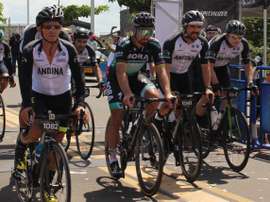 El ciclista eslovaco Peter Sagan (2i) corre junto a otros ciclistas este domingo, durante el Gran Fondo Peter Sagan, que tuvo un recorrido de 169 kilómetros, empezando y terminando en el Gran Malecón Barranquilla (Colombia). EFE/ Hugo Penso