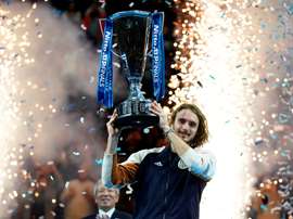 Stefanos Tsitsipas se convirtió en el primer griego en ganar las Finales ATP al remontar este domingo y vencer al austríaco Dominic Thiem por 6-7(6), 6-2 y 7-6(4).EFE/EPA/WILL OLIVER