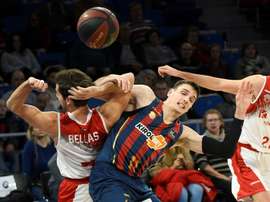 El jugador del Montakit Fuenlabrada Tomás Bellas (i) lucha por el balón con Matt Janning, del Kirolbet Baskonia, durante el partido de la Liga ACB de baloncesto disputado esta noche en el Fernando Buesa Arena, en Vitoria. EFE/Adrián Ruiz de Hierro