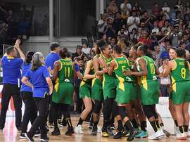 El equipo de Brasil festeja su triunfo ante Argentina este domingo, en un juego del Preolímpico Femenino de Baloncesto en Bahía Blanca (Argentina). EFE/ Horacio Culaciatti