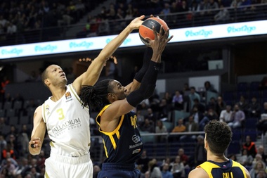El ala-pívot del Real Madrid Anthony Randolph (i) disputa la posesión con el ala estadounidense del Khimki Moscow Region Evans (c) durante el partido correspondiente a la 9ª jornada de la fase regular de la EuroLiga que se jugó en el Palacio de los Deportes de la Comunidad de Madrid. EFE/ Santiago Arenas G.