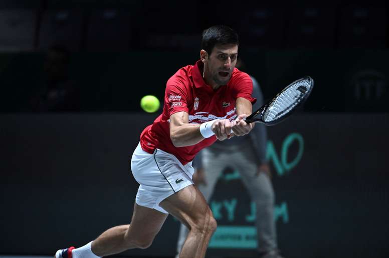 Novac Djokovic devuelve la pelota al japonés Yoshihito Nishioka este miércoles durante el partido correspondiente a la fase de grupos de la tercera jornada de la Copa Davis. EFE/Fernando Villar