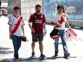 Las bromas de los fans de River a Boca en su viaje a Lima para la final de la Libertadores. EFE