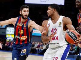El pivot estadounidense del CSKA de Moscú, Kyle Hines (d), intenta superar al alero argentino del Kirolbet Baskonia, Patricio Garino durante el partido de Euroliga que se disputa este miércoles en el pabellón Fernando Buesa de Vitoria. EFE/David Aguilar