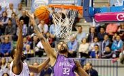 El pivot brasileño Augusto Lima (d), del San Pablo Burgos lucha por el rebote con TaShawn Thomas del Hapoel Jerusalem durante el partido de baloncesto correspondiente a la jornada sexta de la fase de grupos de la Liga de Campeones de baloncesto. EFE/Santi Otero