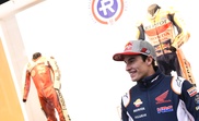 El piloto y seis veces campeón del mundo de MotoGP, Marc Márquez, presenta este jueves en Madrid la exposición de monos de competición de Repsol en El Corte Inglés. EFE/Víctor Lerena