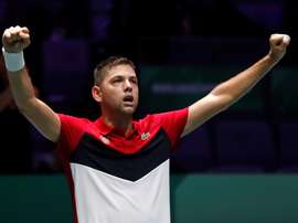 El tenista serbio Filip Krajinovic celebra su victoria ante el francés Jo-Wilfried Tsonga, en el partido correspondiente a la cuarta jornada de la Copa Davis que se disputa en Madrid. EFE/Chema Moya