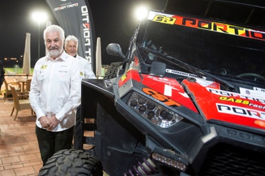 Cristina Gutiérrez, piloto española que participará en la próxima edición del rally Dakar que se disputará en Arabia Saudí, presentó este miércoles en la Ciudad Grupo Santander de Boadilla del Monte el Mitsubishi Eclipse Cross con el que estará en la misma. EFE/ Carlos Mateos