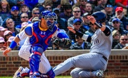 Yasmani Grandal (d), jugador de los Cerveceros de Milwaukee. EFE/EPA/TANNEN MAURY/ARCHIVO