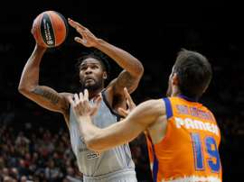 El pívot estadounidense del Khimki Devin Booker (i) controla el balón frente a Fernando San Emeterio, del Valencia Basket, durante el partido de la 10ª jornada de la EuroLiga que Valencia Basket y Khimki disputaron este jueves en la Fuente de San Luis. EFE/Miguel Ángel Polo