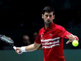 El tenista serbio Novak Djokovic devuelve la pelota al ruso Karen Jachánov durante el segundo partido de los cuartos de final de la Copa Davis que se disputa este viernes en la Caja Mágica de Madrid. EFE/ Chema Moya