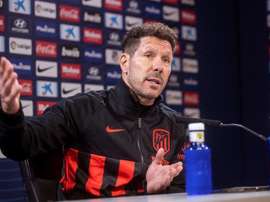 Simeone lamentó la ausencia de Costa, operado de una hernia discal. EFE