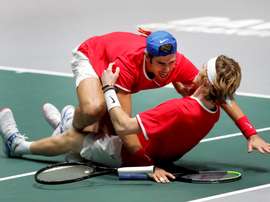 Los tenistas rusos Karen Khachanov (i) y Andrei Rublev (d), celebran su victoria este viernes, tras el partido de dobles que han disputado contra los serbios Novak Djokovic y Victor Troicki, en el que se decidía el segundo semifinalista de la Copa Davis. EFE/Chema Moya