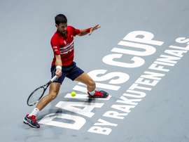 El tenista serbio Novak Djokovic ante el ruso Karen Khachanov durante el segundo partido de los cuartos de final de la Copa Davis que se disputa este viernes en la Caja Mágica de Madrid. EFE/Emilio Naranjo