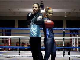 Las boxeadoras Stephanie The Medicine Piñeiro (i) y Vivian el Problema Velázquez (d) posan para Efe durante un entrenamiento el pasado 15 de noviembre, en el gimnasio Wilfredo Gómez en Guaynabo (Puerto Rico). EFE/ Thais Llorca
