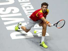 El tenista español Pablo Carreño devuelve la bola ante el argentino Guido Pella, durante el partido de cuartos de final que se disputa este viernes en la Caja Mágica de Madrid. EFE/ Kiko Huesca.
