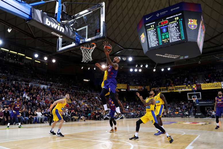 El alero del Barça Adam Hanga (delante) entra a canasta junto a Quincy Acy, del Maccabi Tel Aviv, durante el partido de la décima jornada de EuroLiga disputado este viernes en el Palau Blaugrana, en Barcelona. EFE/Alejandro García