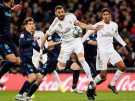 Benzema igualou o placar usando o ombro. EFE/Rodrigo Jiménez