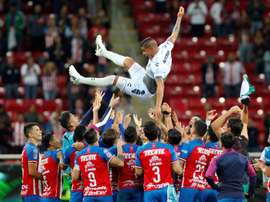 Homenaje de ambos equipos a Salcido. EFE