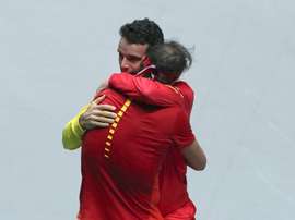 Roberto Bautista y Rafa Nadal celebran su victoria en la final de la Copa Davis tras el partido del balear ante el canadiense Denis Shapovalov en Madrid. EFE/Kiko Huesca