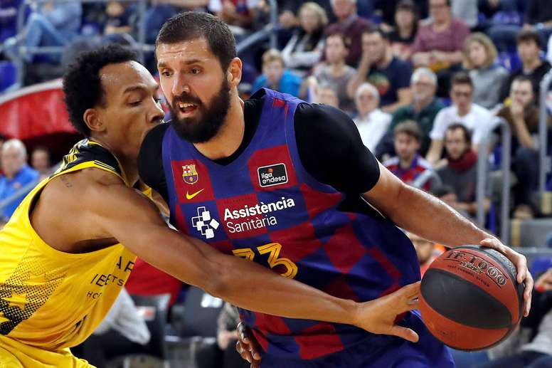 El ala-pívot del Barça Nikola Mirotic (d) intenta avanzar ante la defensa de Darion Atkins, del Iberostar Tenerife, durante el partido de Liga ACB que se jugó en el Palau Blaugrana, en Barcelana. EFE/Alberto Estévez