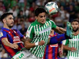 Bartra donne le nom du meilleur joueur du Betis. EFE