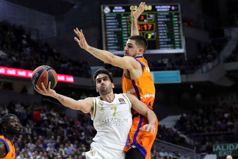 El alero del Valencia Basket Alberto Abalde (d) defiende al base argentino del Real Madrid Facundo Campazzo, en el partido de la Euroliga que se disputa este jueves en el Wizink Center. EFE/ JuanJo Martin