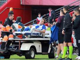 Quini y Pina se lesionaron de rodilla en la primera parte. EFE/Pepe Torres