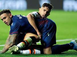 Roger marcó los dos goles del Levante, y el primero del Valencia. EFE