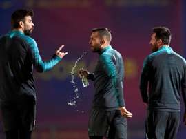 Jordi Alba melhora e participa dos treinos junto com o grupo neste domingo. EFE