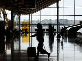 Movimiento de viajeros en el aeropuerto de Adolfo Suárez Madrid-Barajas. EFE/ J.J. Guillén/Archivo