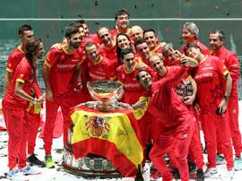 Los jugadores del equipo español celebran tras recibir el trofeo que les acredita vencedores de la final de Copa Davis. EFE / Kiko Huesca/Archivo