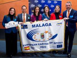 (Izq-der) La directora de Área de Educación, Juventud y Deporte de la Diputación de Málaga, junto al director-gerente de Málaga Deportes, José Luis Parada; la teniente de alcalde y delegada del Área de Cultura y Deportes del Ayuntamiento de Málaga, Noelia Losada Moreno; la delegada provincial de Educación y Política Sociales de la Junta de Málaga, Mercedes García Paine; y el vicepresidente de la Diputación de Málaga, Juan Carlos Maldonado, posan este martes junto a sus diplomas, durante la entrega de las distinciones a la capitalidad europea del deportes 2020, que se celebra en el Parlamento Europeo y que recogen en nombre de la provincia andaluza. EFE/ Horst Wagner