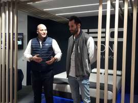 Rudy Fernández (d), alero del Real Madrid en la inauguración en Madrid de la primera tienda de la compañía TEC MOON. EFE