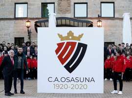 El nuevo escudo lucirá durante 2020, el año del centenario rojillo. EFE